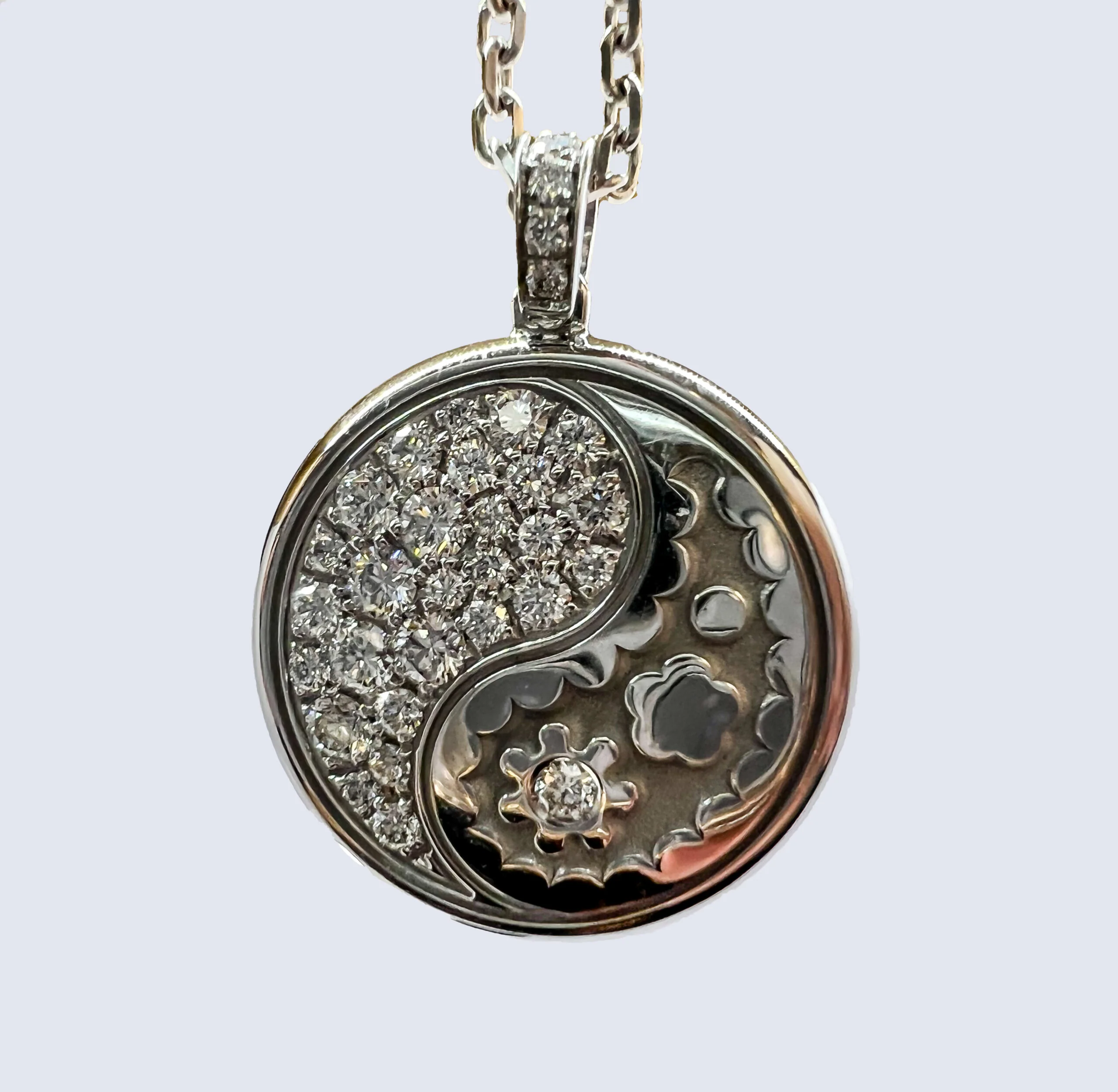 Carrera Y Carrera Aqua Reversible 18K White Gold & Diamonds Pendant - Image 2