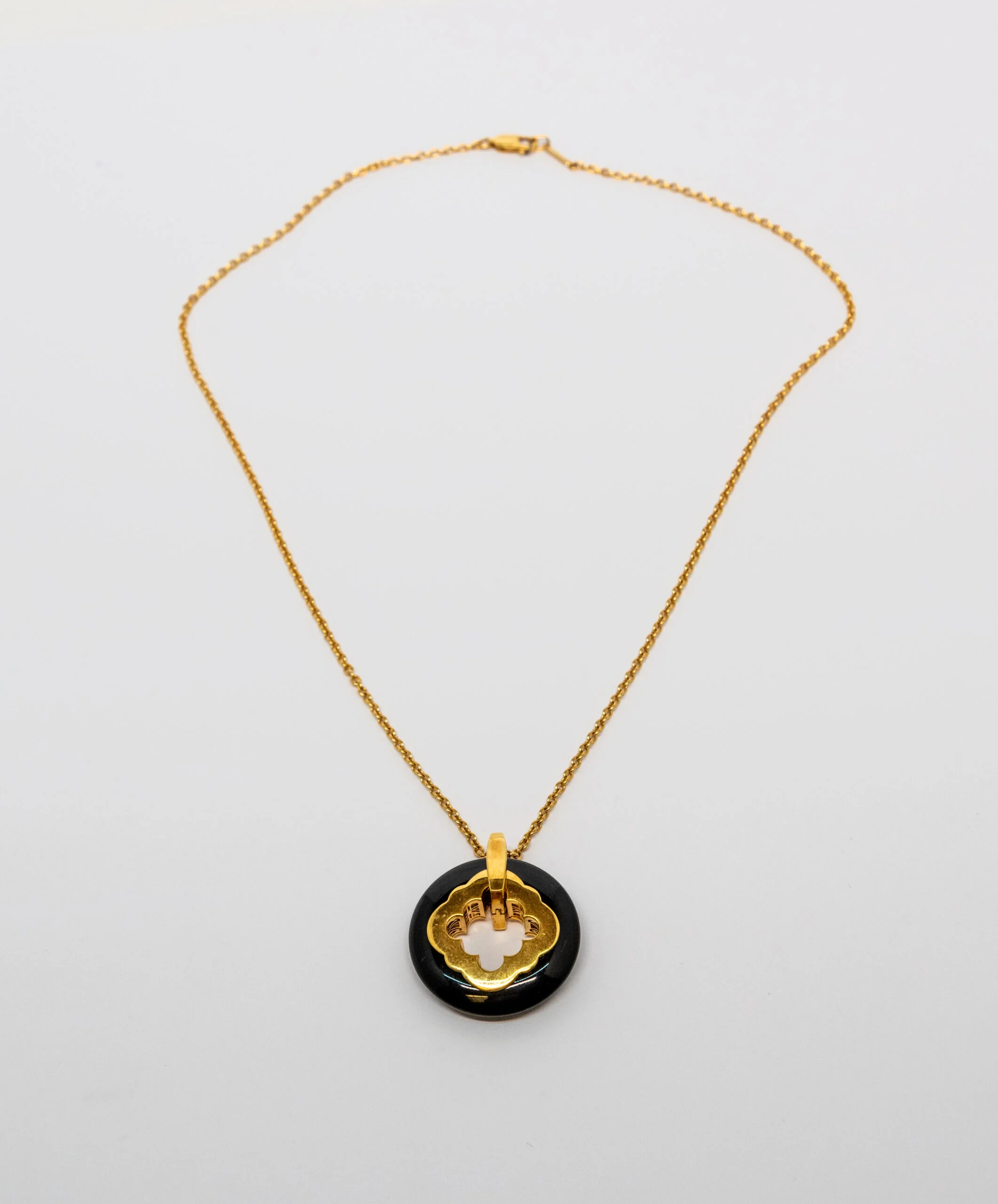 Carrera Y Carrera Granada 18K Yellow Gold and Black Onyx Pendant