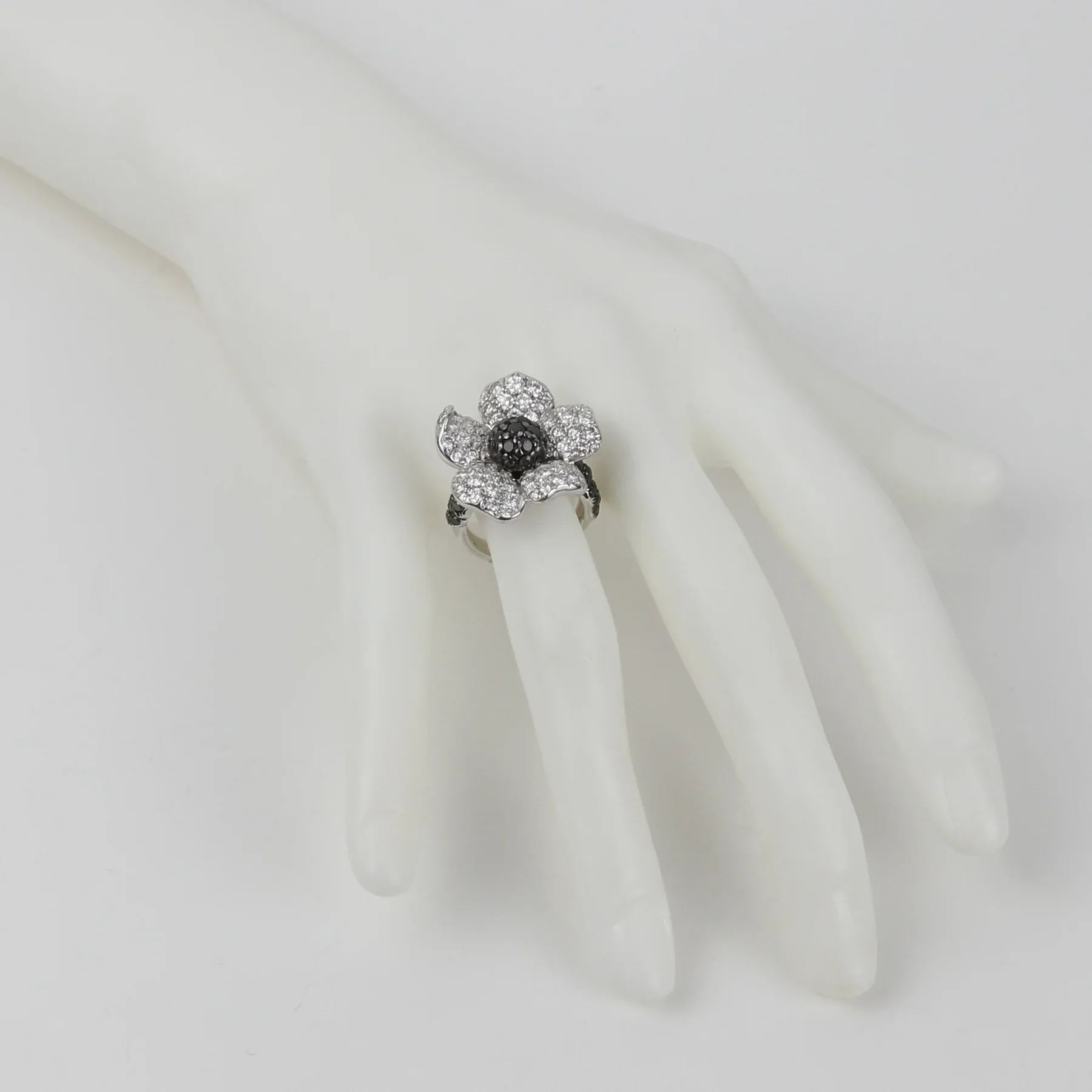 De Grisogono 18K White Gold Flower Diamond Lady's Ring - Image 6