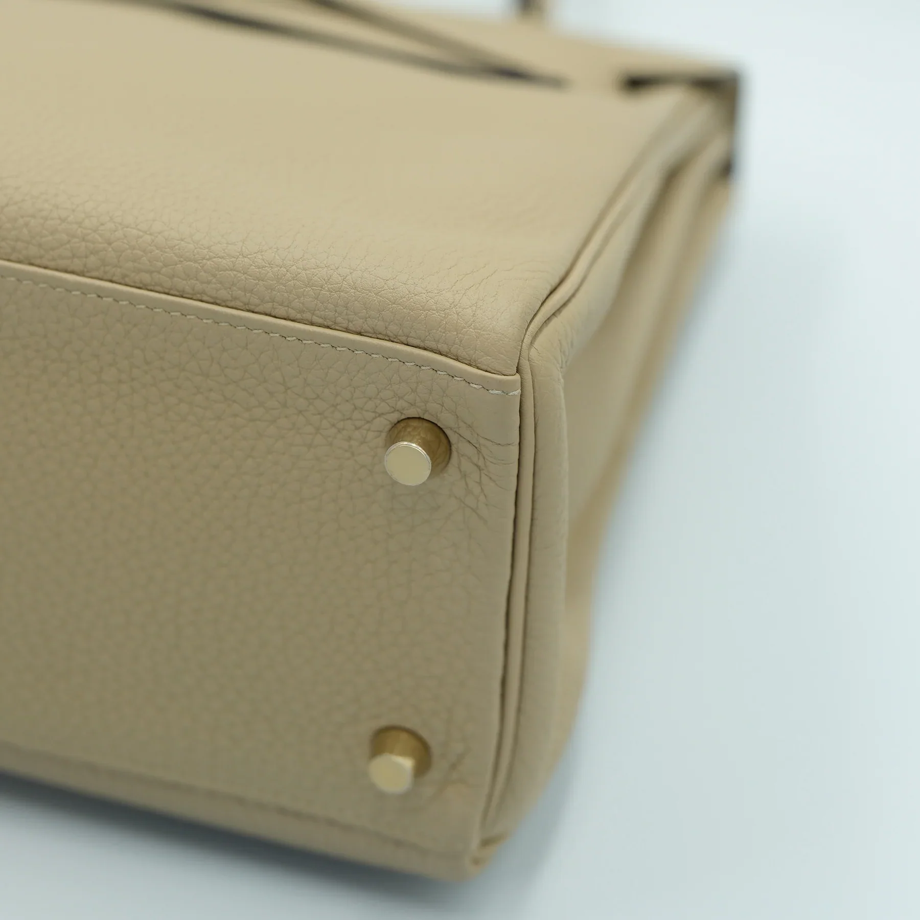 Hermes Kelly 28 Retourne Trench Togo with Gold Hardware Bag - Image 5