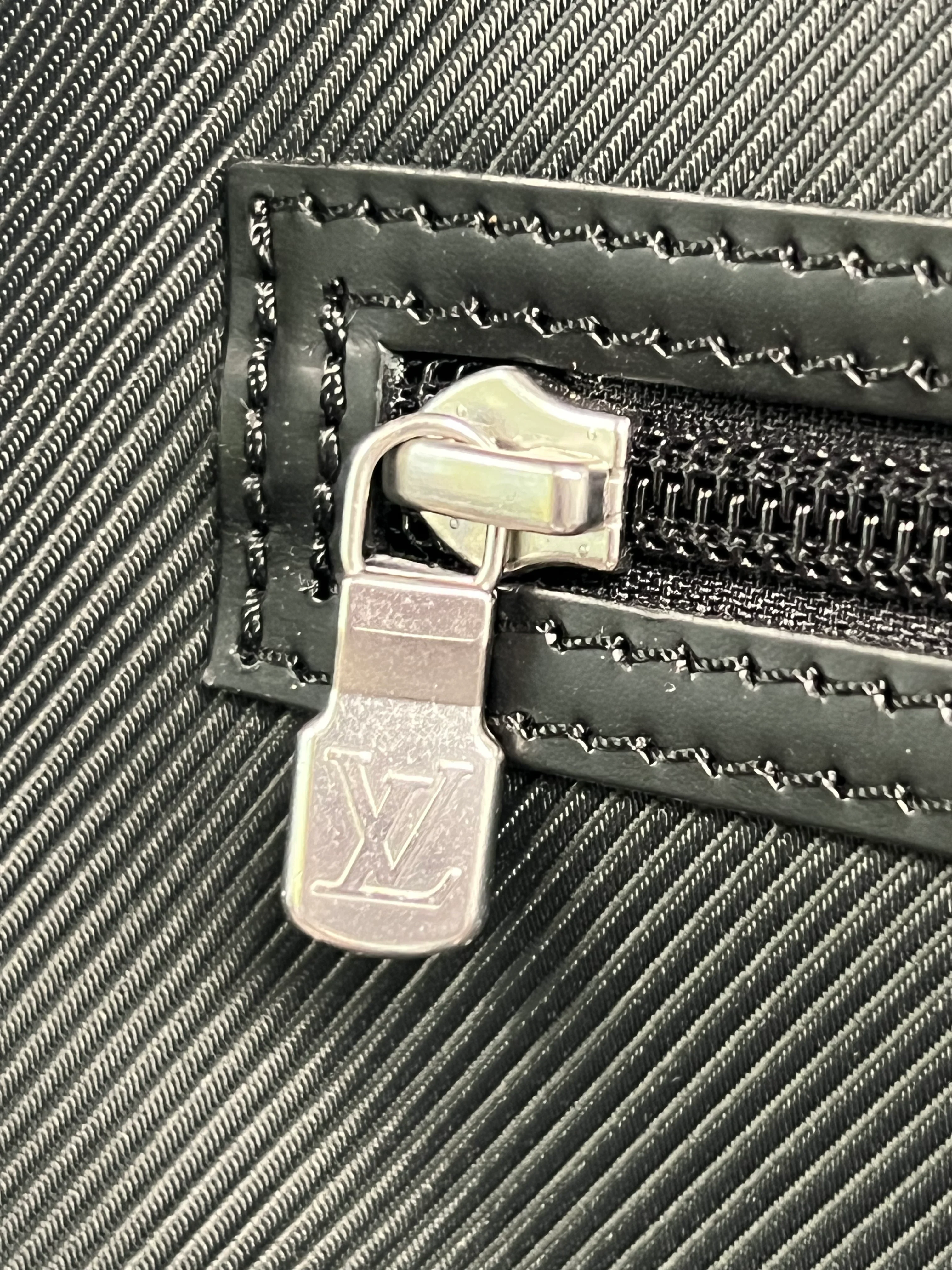 Louis Vuitton Green Taiga Leather x Nylon Santore Ardoise Garment Travel - Image 4